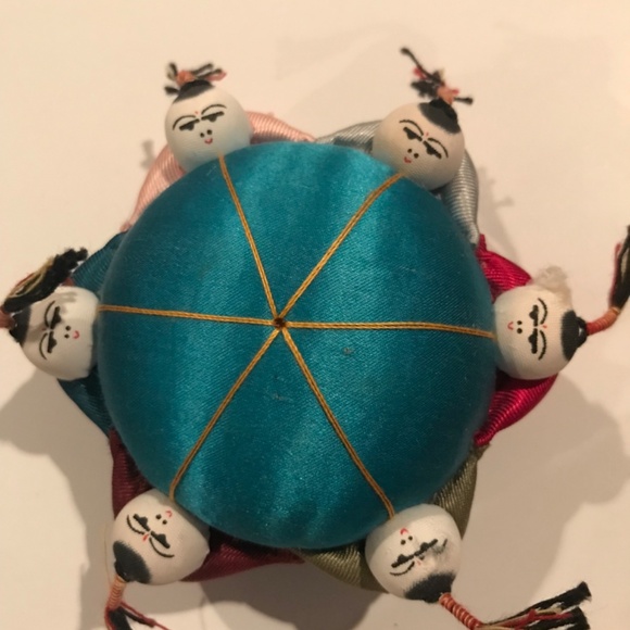 An old very cute Chinese pincushion. - Picture 2 of 5